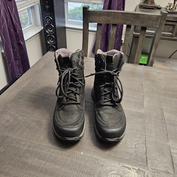 UGG- Mens 10 all weather and water resistant tactical style winter boot. - Picture 3 of 4